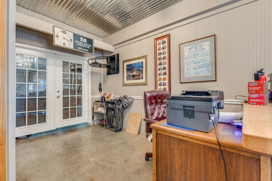 More Photos Of 710 Volunteer Pky, Bristol Storefront Retail Office For Sale