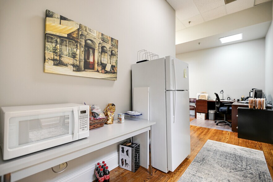 More Photos Of 809 S Main St, Columbia Office For Sale