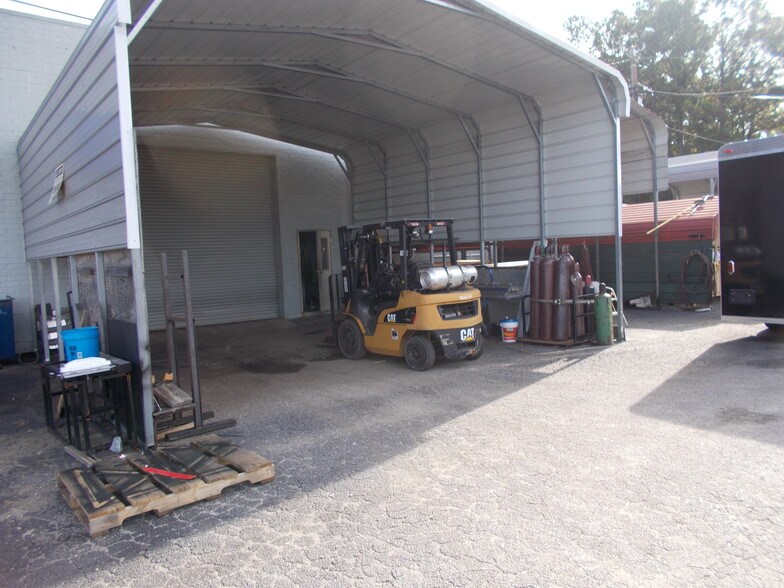 More Photos Of 225 W Hill St, Thomson Industrial For Sale