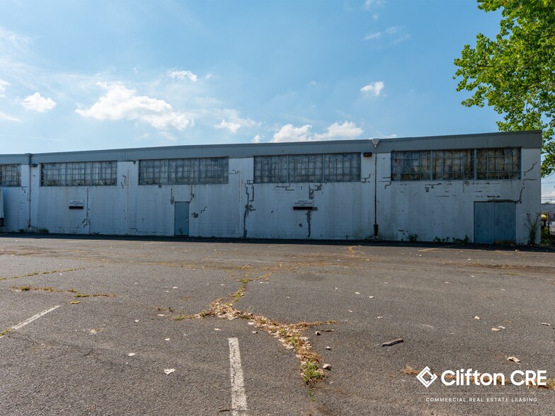 More Photos Of 1 Kero Rd, Carlstadt Showroom For Lease