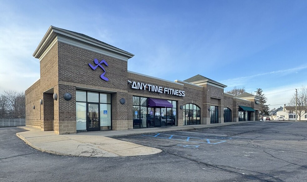 More Photos Of 31887-31917 Utica Rd, Fraser Freestanding For Lease