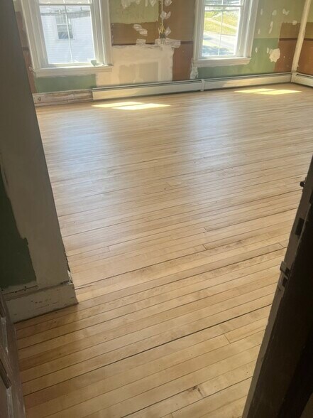 More Photos Of 80 Main St, Wiscasset Storefront Retail Residential For Lease