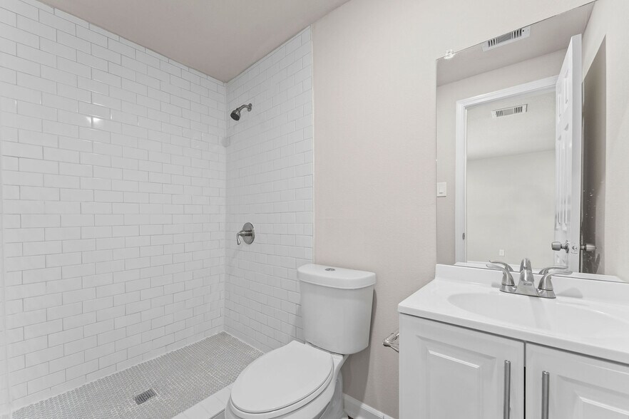 More Photos Of 6640 W Montgomery Rd, Houston Office For Sale