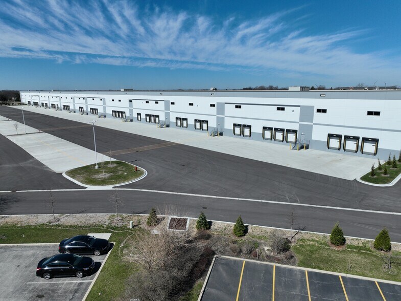 More Photos Of 4000 Commercial Ave, Northbrook Distribution For Lease