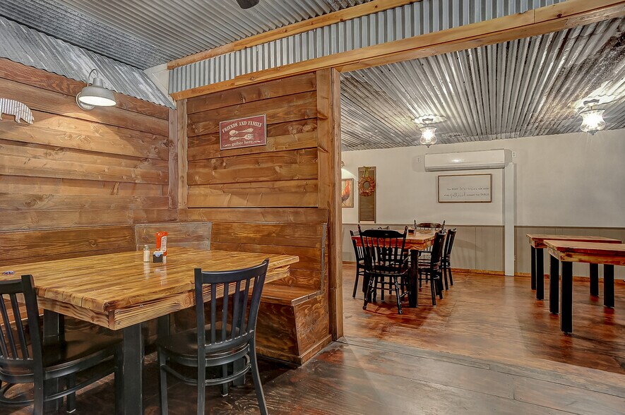 More Photos Of 117 S Franklin St, Colbert Restaurant For Sale