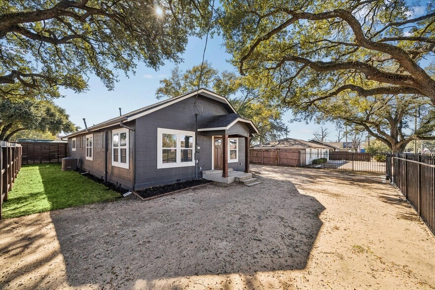 More Photos Of 5235 E 5th St, Katy Flex For Sale