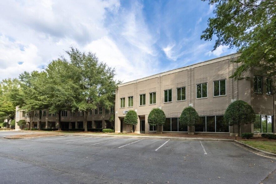 More Photos Of 8510 McAlpine Park Dr, Charlotte Unknown For Lease