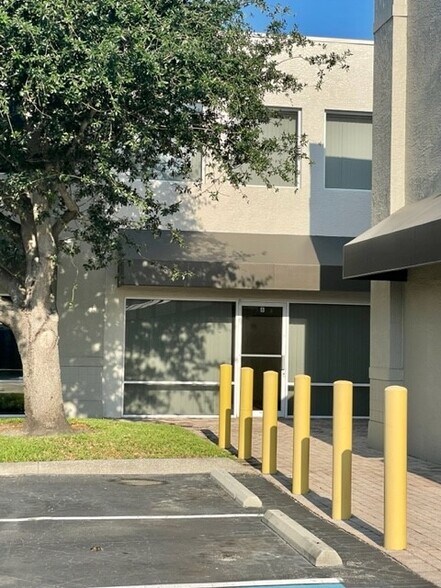 More Photos Of 5405 Taylor Rd, Naples Showroom For Sale