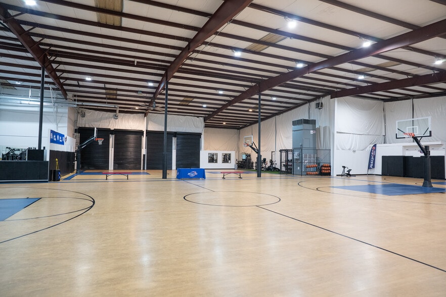 More Photos Of 9937 Race Track Rd, Tampa Manufacturing For Lease