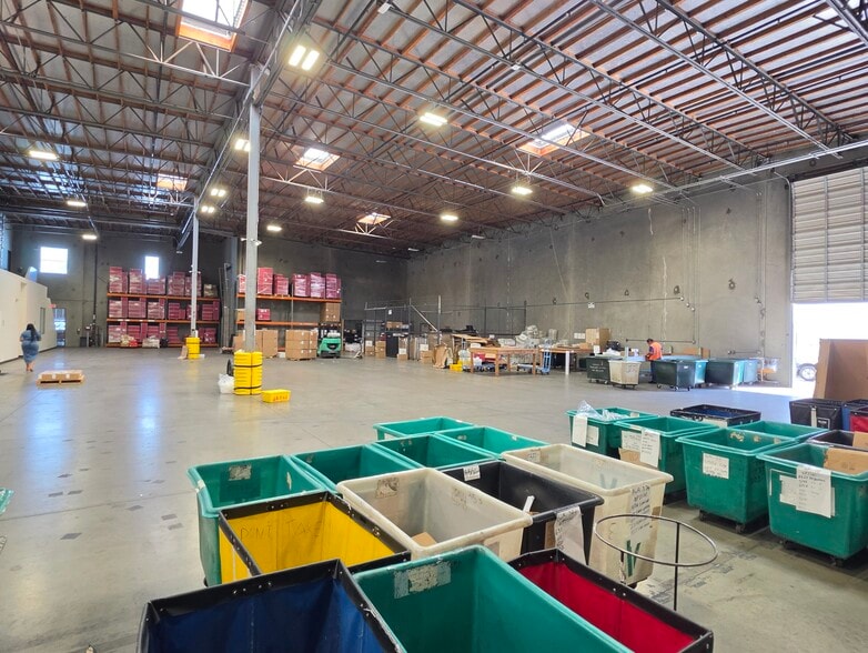 More Photos Of 7555 N San Fernando Rd, Burbank Manufacturing For Lease