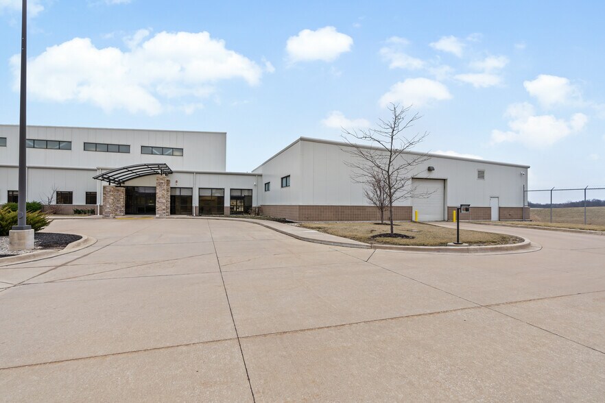 More Photos Of 7022 W Middle Rd, Peoria Airplane Hangar For Sale