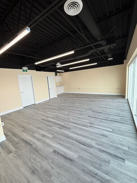 More Photos Of 587 Hanlon Creek Blvd, Guelph Showroom For Lease