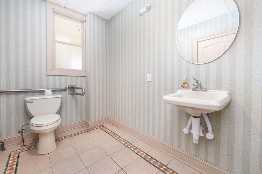 More Photos Of 11 Hayward Ave, Colchester Office For Sale