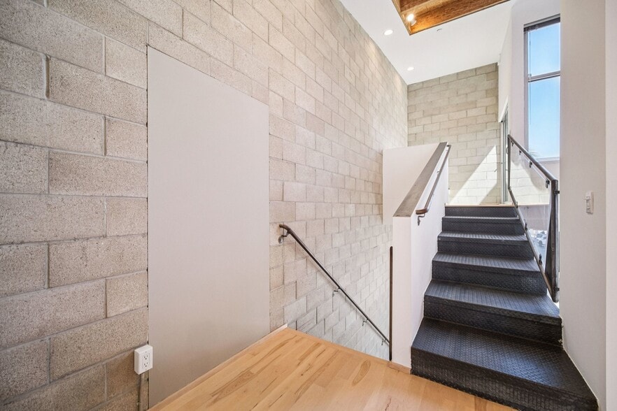 More Photos Of 717 N Highland Ave, Los Angeles Flex For Sale