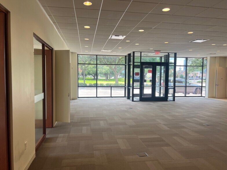 More Photos Of 10101 Westheimer Rd, Houston Bank For Lease