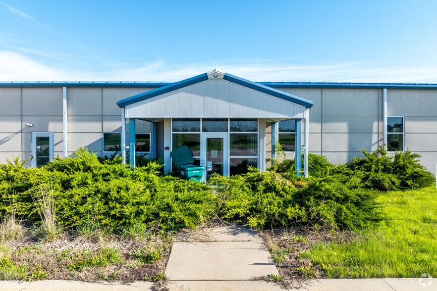 More Photos Of 205 Fairview Dr, Dallas Center Warehouse For Lease