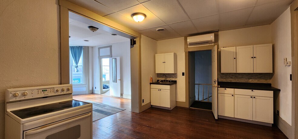 More Photos Of 104 E Main St, Washington Flex For Sale