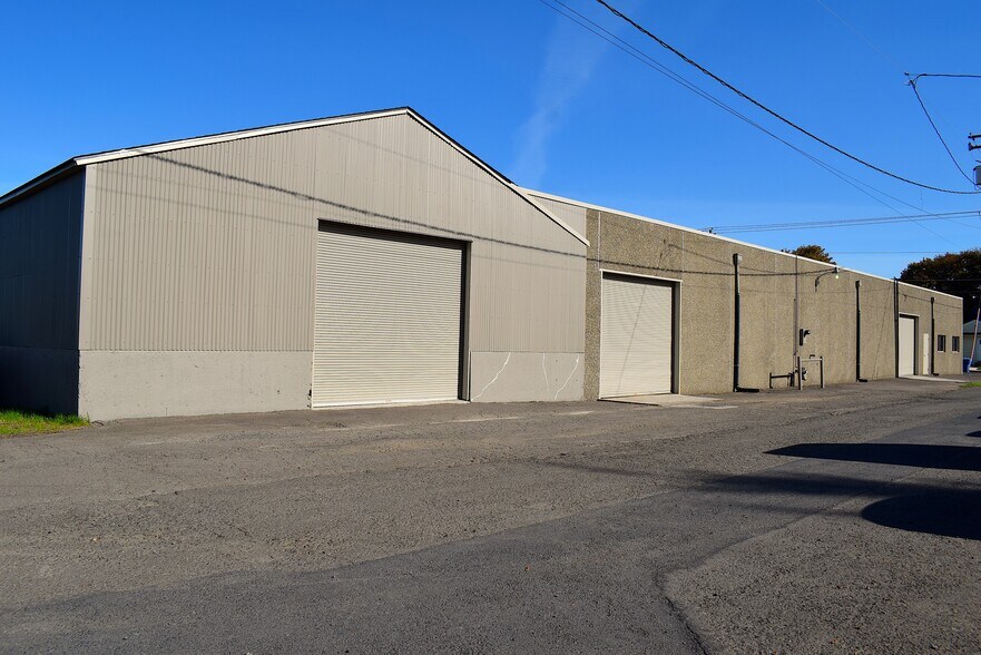 More Photos Of 613 Pacific Ave S, Kelso Distribution For Lease
