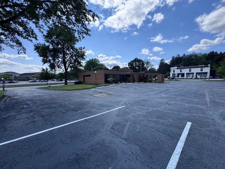 More Photos Of 2341 Oakwood Dr, Cuyahoga Falls Office For Lease