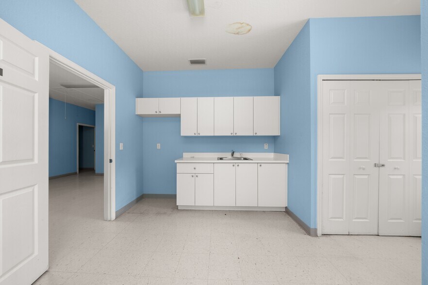 More Photos Of 401 W Interlake Blvd, Lake Placid Office For Sale