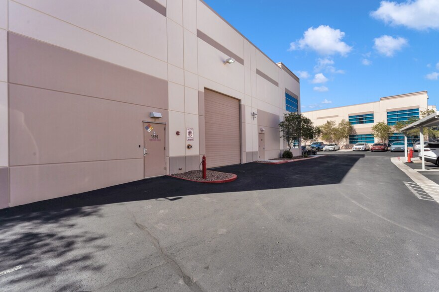 More Photos Of 1859-1863 Whitney Mesa Dr, Henderson Flex For Sale