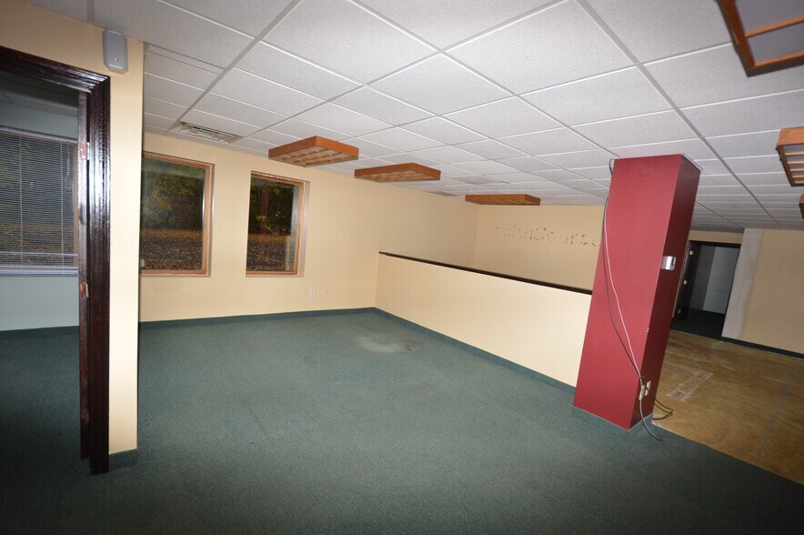 More Photos Of 161 E Aurora Rd, Northfield Office For Lease