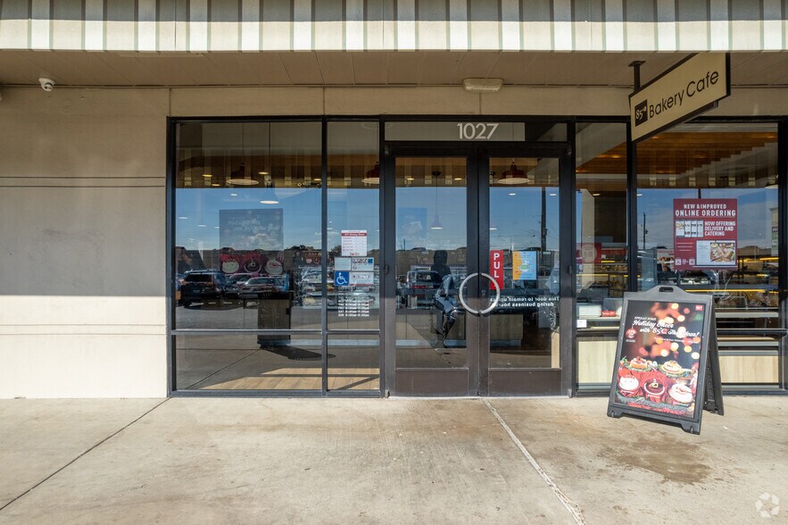 More Photos Of 1005-1049 Blalock Rd, Houston Unknown For Lease