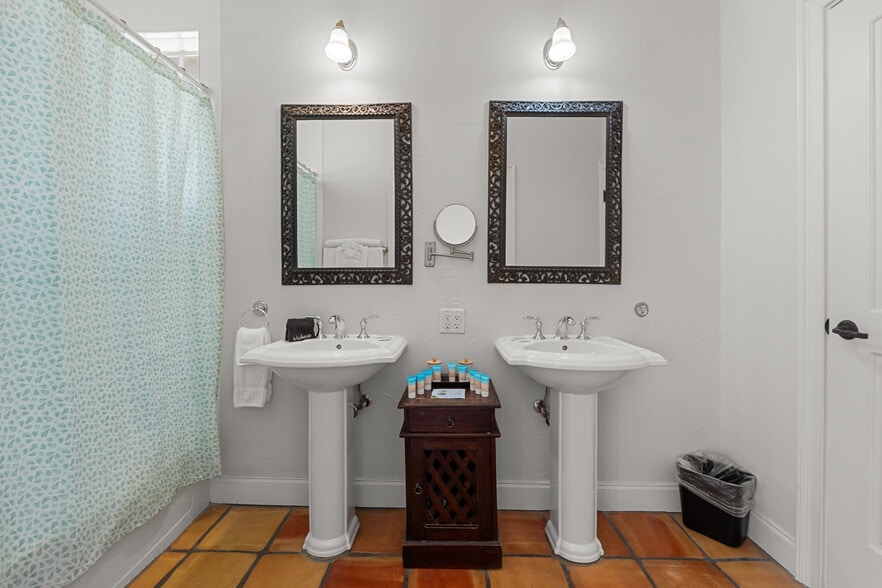 More Photos Of 1608 Lake Ave, West Palm Beach Hotel For Sale