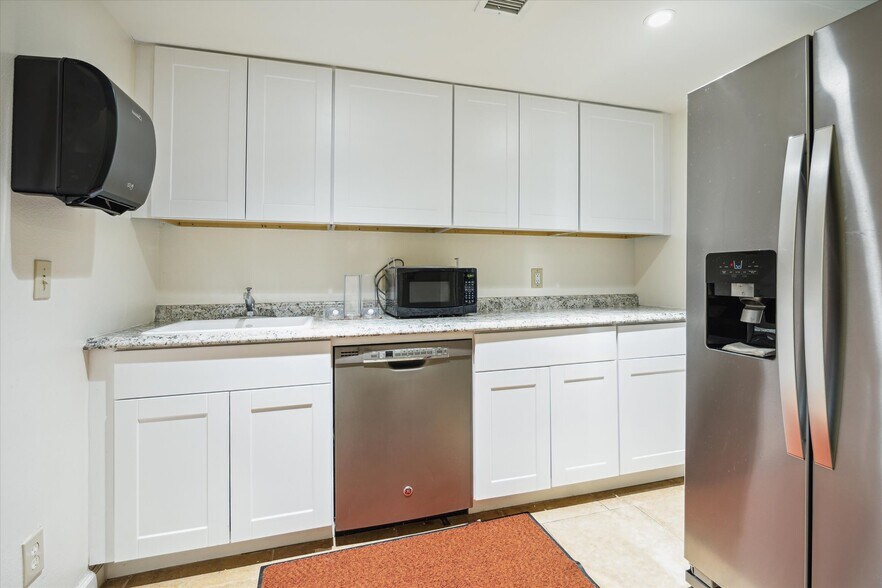 More Photos Of 1110 Lovett Blvd, Houston Office For Sale