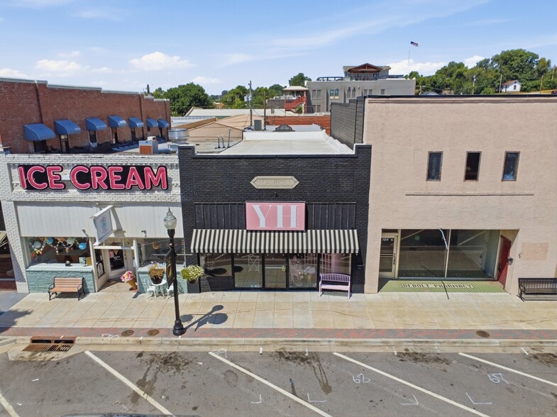 More Photos Of 122 N Main St, Sand Springs Storefront For Sale