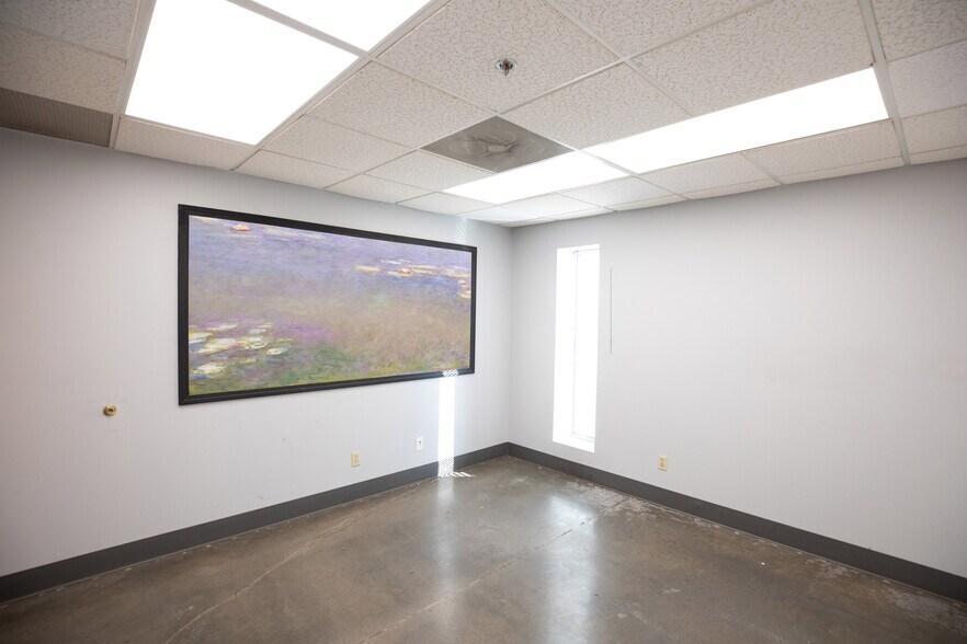 More Photos Of 600-602 NW Libby Ln, Lee's Summit Warehouse For Lease