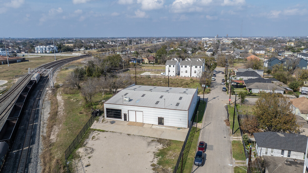 More Photos Of 2219 Brooks St, Houston Warehouse For Sale