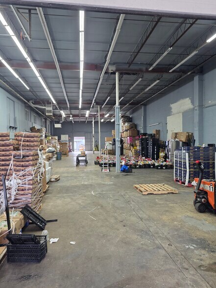 More Photos Of 216 W Hampton Ave, Capitol Heights Light Distribution For Sale