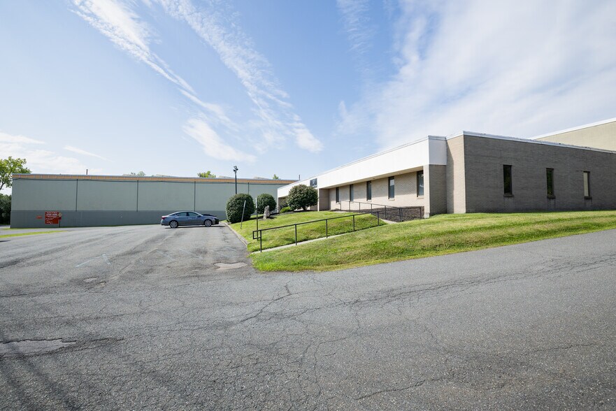 More Photos Of 12 Elmwood Rd, Menands Distribution For Lease