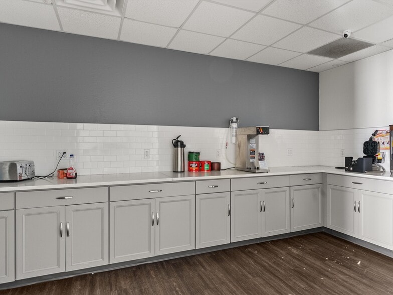 More Photos Of 908 Washington St, Manitowoc Hotel For Sale