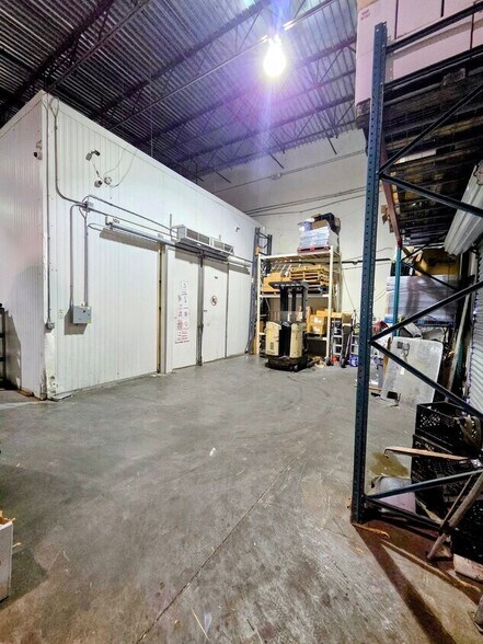 More Photos Of 7810 Kingspointe Pky, Orlando Warehouse For Lease