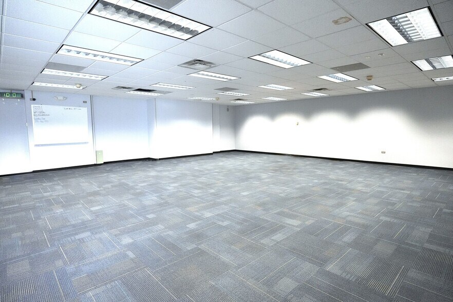 More Photos Of 646 Chicago Rd, Chicago Heights Office For Lease
