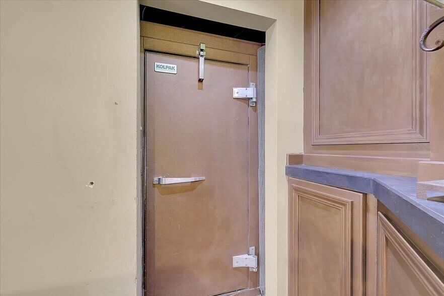 More Photos Of 900-906 2nd St, Sacramento Storefront For Lease