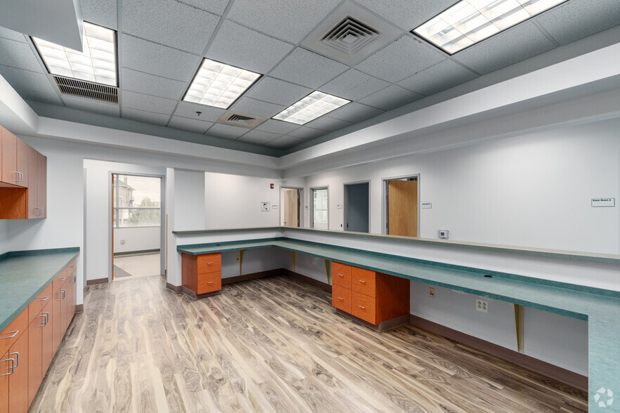 More Photos Of 1553 Chester Pike, Crum Lynne Medical For Sale