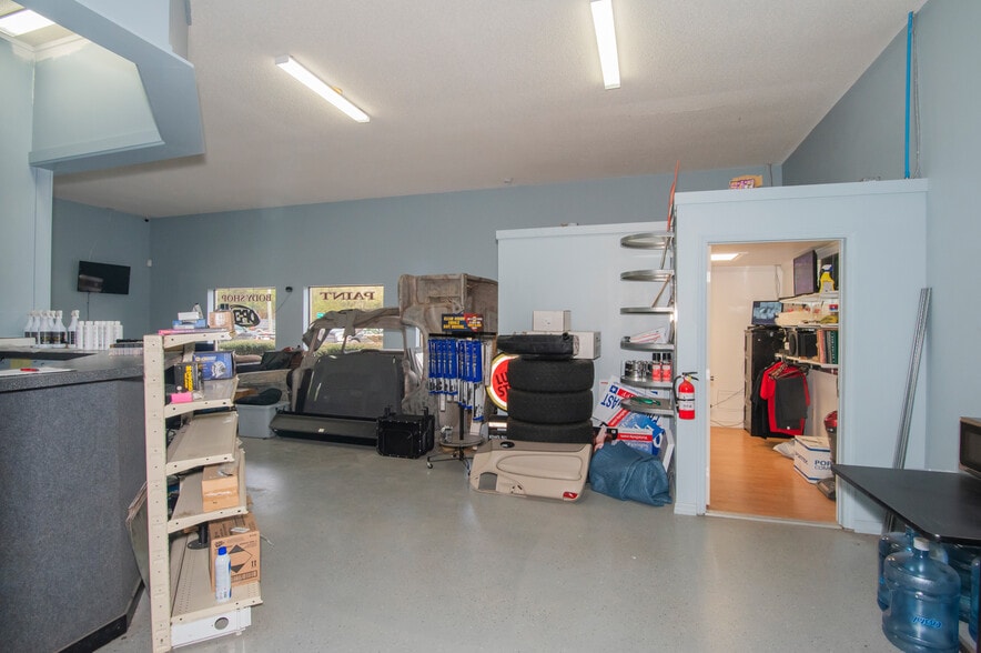 More Photos Of 982 E Hartshorn Ln, Holder Auto Repair For Sale