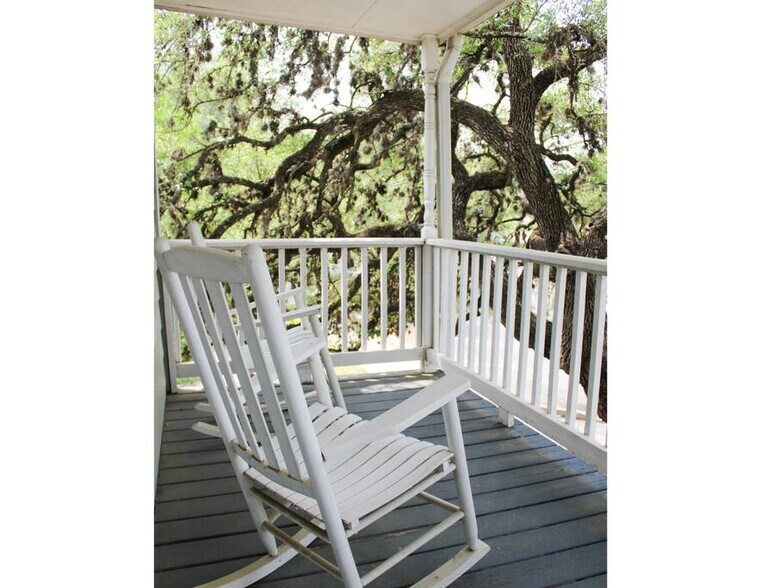 More Photos Of 7 N Main St, Salado Loft Creative Space For Lease