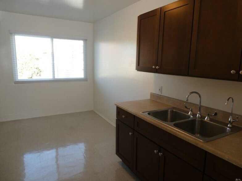 More Photos Of 447 W Burchett St, Glendale Office For Sale
