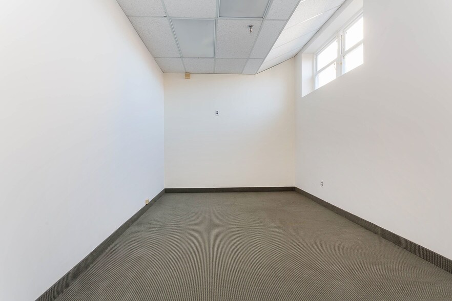 More Photos Of 17-21 Glen St, Glen Cove Storefront Retail Office For Lease