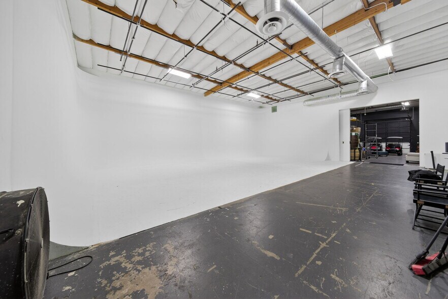 More Photos Of 20938 Osborne St, Canoga Park Warehouse For Sale