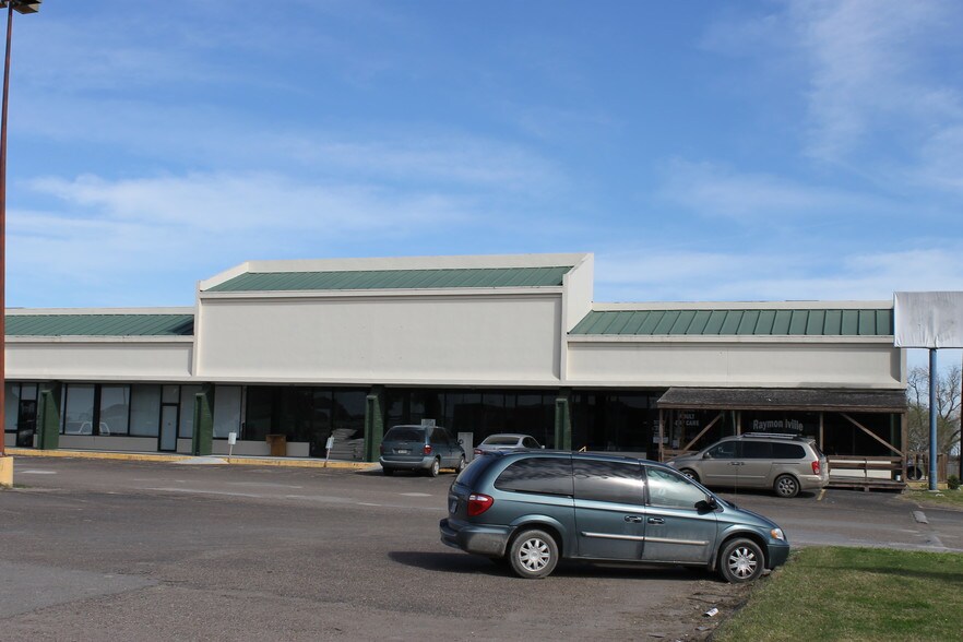 More Photos Of 100 N Expressway 77, Raymondville Unknown For Lease