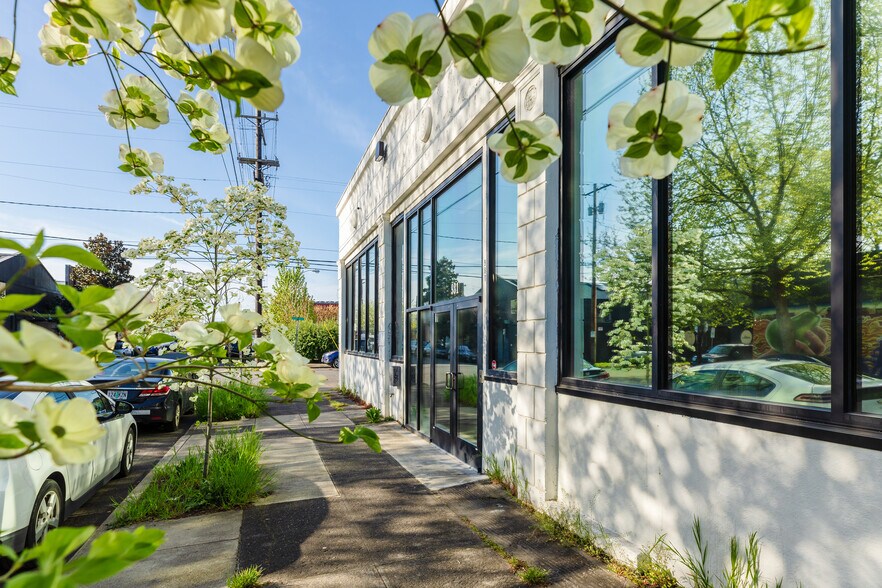 More Photos Of 721-731 SE Yamhill St, Portland Showroom For Lease