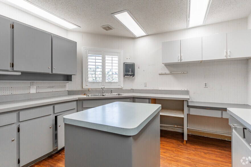 More Photos Of 1511 Indian Rocks Rd S, Largo Medical For Sale