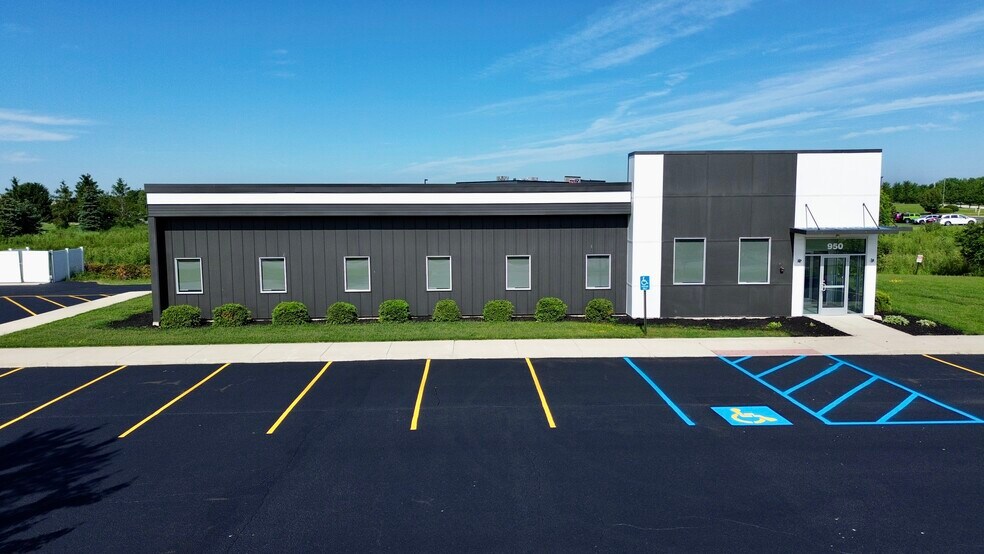 More Photos Of 950 Transport Dr, Valparaiso Flex For Lease