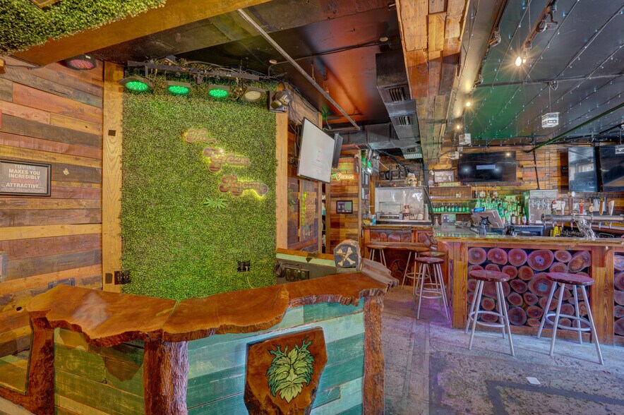 More Photos Of 135 Duval St, Key West Bar For Lease