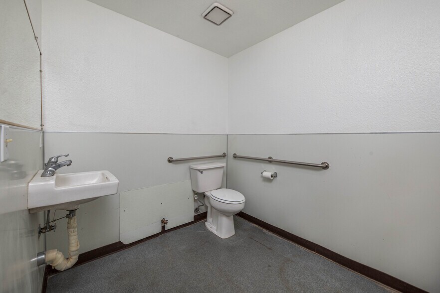 More Photos Of 7746 Lorraine Ave, Stockton Service For Lease